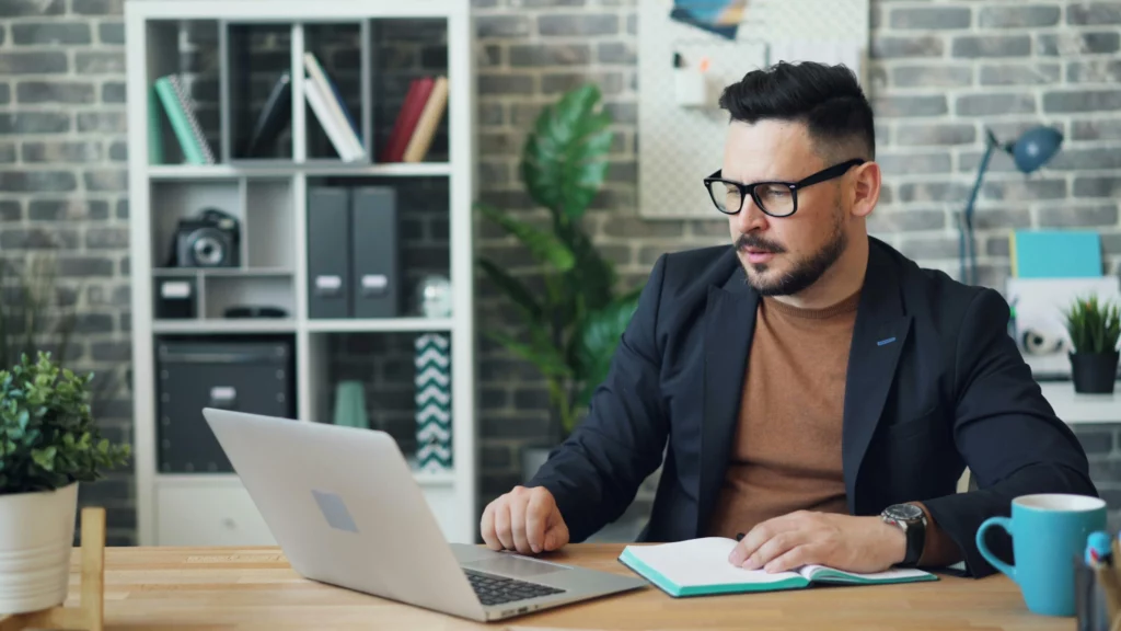 Gestor analisando atendimento via API Meta WhatsApp em plataforma integrada — estrutura profissional para equipes B2B