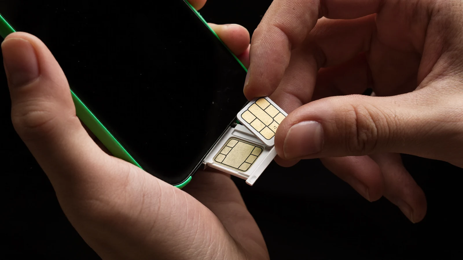 Bandeja de chip aberta em um único celular com dois cartões SIM lado a lado